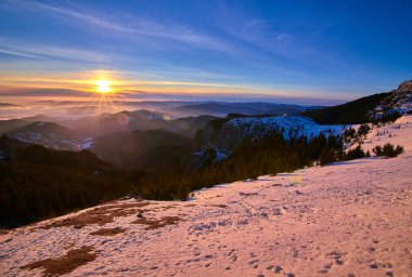 Kış mevsiminde gün batımında Ceahlu Dağları Ulusal Parkı 'ndan manzara, Ceahlau Dağları' nda günbatımı