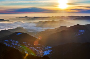 Kış mevsiminde gün batımında Ceahlu Dağları Ulusal Parkı 'ndan manzara, Ceahlau Dağları' nda günbatımı