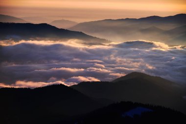 Kış mevsiminde gün batımında Ceahlu Dağları Ulusal Parkı 'ndan manzara, Ceahlau Dağları' nda günbatımı