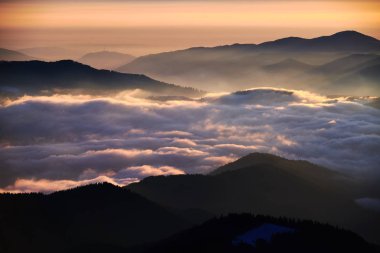 Kış mevsiminde gün batımında Ceahlu Dağları Ulusal Parkı 'ndan manzara, Ceahlau Dağları' nda günbatımı