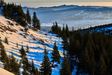 Kış mevsiminde gün batımında Ceahlu Dağları Ulusal Parkı 'ndan manzara, Ceahlau Dağları' nda günbatımı
