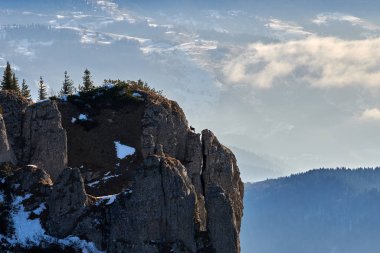 Kış mevsiminde gün batımında Ceahlu Dağları Ulusal Parkı 'ndan manzara, Ceahlau Dağları' nda günbatımı