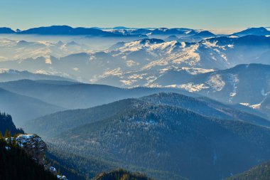 Ceahlu Dağları 'ndan hava manzarası, Ulusal Park' ta kış mevsiminde sis, Ceahlau Dağları 'nda gün doğumu.