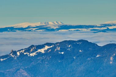 Ceahlu Dağları 'ndan hava manzarası, Ulusal Park' ta kış mevsiminde sis, Ceahlau Dağları 'nda gün doğumu.