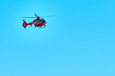 Çavahlau, Romanya - 09 Şubat 2019: Smurd helikopteri Ceahlau dağlarının zirvesinde görev yapıyor (Romanya Acil Kurtarma Servisi)