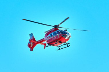 Çavahlau, Romanya - 09 Şubat 2019: Smurd helikopteri Ceahlau dağlarının zirvesinde görev yapıyor (Romanya Acil Kurtarma Servisi)