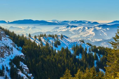 Ceahlu Dağları 'ndan hava manzarası, Ulusal Park' ta kış mevsiminde sis, Ceahlau Dağları 'nda gün doğumu.