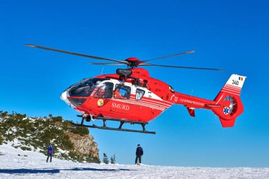 Çavahlau, Romanya - 09 Şubat 2019: Smurd helikopteri Ceahlau dağlarının zirvesinde görev yapıyor (Romanya Acil Kurtarma Servisi)
