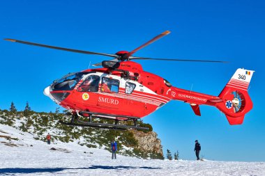 Çavahlau, Romanya - 09 Şubat 2019: Smurd helikopteri Ceahlau dağlarının zirvesinde görev yapıyor (Romanya Acil Kurtarma Servisi)