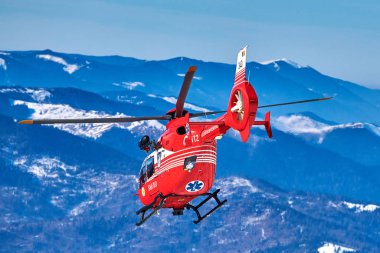 Çavahlau, Romanya - 09 Şubat 2019: Smurd helikopteri Ceahlau dağlarının zirvesinde görev yapıyor (Romanya Acil Kurtarma Servisi)