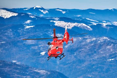 Çavahlau, Romanya - 09 Şubat 2019: Smurd helikopteri Ceahlau dağlarının zirvesinde görev yapıyor (Romanya Acil Kurtarma Servisi)
