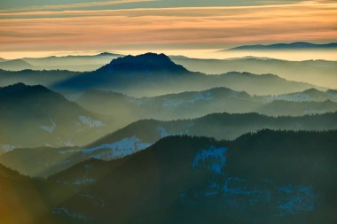 Ceahlu Dağları 'ndan hava manzarası, Ulusal Park' ta kış mevsiminde sis, Ceahlau Dağları 'nda gün doğumu.