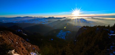 Ceahlu Dağları 'ndan hava manzarası, Ulusal Park' ta kış mevsiminde sis, Ceahlau Dağları 'nda gün doğumu.