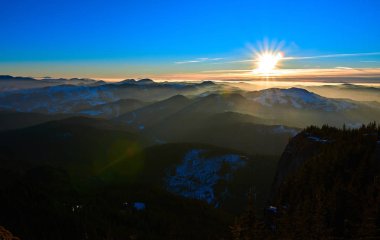 Ceahlu Dağları 'ndan hava manzarası, Ulusal Park' ta kış mevsiminde sis, Ceahlau Dağları 'nda gün doğumu.