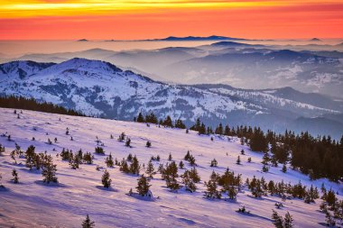 Ceahlu Dağları 'ndan hava manzarası, Ulusal Park' ta kış mevsiminde sis, Ceahlau Dağları 'nda gün doğumu.
