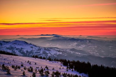 Ceahlu Dağları 'ndan hava manzarası, Ulusal Park' ta kış mevsiminde sis, Ceahlau Dağları 'nda gün doğumu.