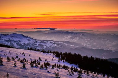 Ceahlu Dağları 'ndan hava manzarası, Ulusal Park' ta kış mevsiminde sis, Ceahlau Dağları 'nda gün doğumu.