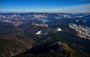 Ceahlu Dağları 'ndan hava manzarası, Ulusal Park' ta kış mevsiminde sis, Ceahlau Dağları 'nda gün doğumu.