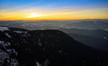 Ceahlu Dağları 'ndan hava manzarası, Ulusal Park' ta kış mevsiminde sis, Ceahlau Dağları 'nda gün doğumu.