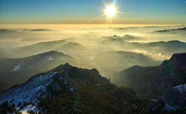Ceahlu Dağları 'ndan hava manzarası, Ulusal Park' ta kış mevsiminde sis, Ceahlau Dağları 'nda gün doğumu.