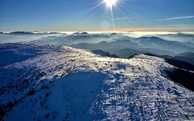 Ceahlu Dağları 'ndan hava manzarası, Ulusal Park' ta kış mevsiminde sis, Ceahlau Dağları 'nda gün doğumu.