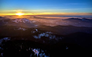 Ceahlu Dağları 'ndan hava manzarası, Ulusal Park' ta kış mevsiminde sis, Ceahlau Dağları 'nda gün doğumu.