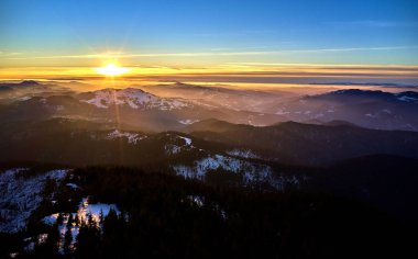 Ceahlu Dağları 'ndan hava manzarası, Ulusal Park' ta kış mevsiminde sis, Ceahlau Dağları 'nda gün doğumu.