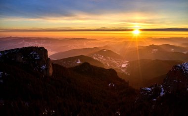 Ceahlu Dağları 'ndan hava manzarası, Ulusal Park' ta kış mevsiminde sis, Ceahlau Dağları 'nda gün doğumu.