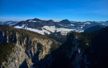 Ceahlu Dağları Ulusal Parkı 'ndan hava manzarası. Kış mevsiminde sis, Ceahlau Dağları' nda gün doğumu.