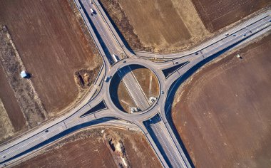 Romanya 'nın Ploiesti kentindeki bir kavşağın insansız hava aracı görüntüsü