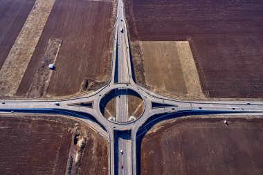 Romanya 'nın Ploiesti kentindeki bir kavşağın insansız hava aracı görüntüsü