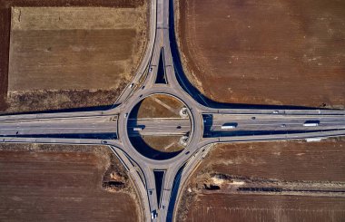 Romanya 'nın Ploiesti kentindeki bir kavşağın insansız hava aracı görüntüsü