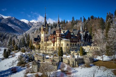 Kış mevsiminde Sinaia 'daki güzel bir Peles kalesinin insansız hava aracı görüntüsü, Transilvanya, Romanya