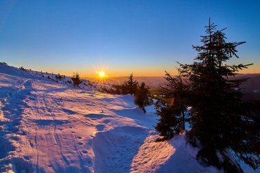Kış sisli Karpatlar 'daki muhteşem kayak yamaçlarının üzerinden uçmak, karla kaplı kayak yamacı Whit Ormanı üzerindeki Panoramik manzara, Transilvanya' daki kayak merkezi,