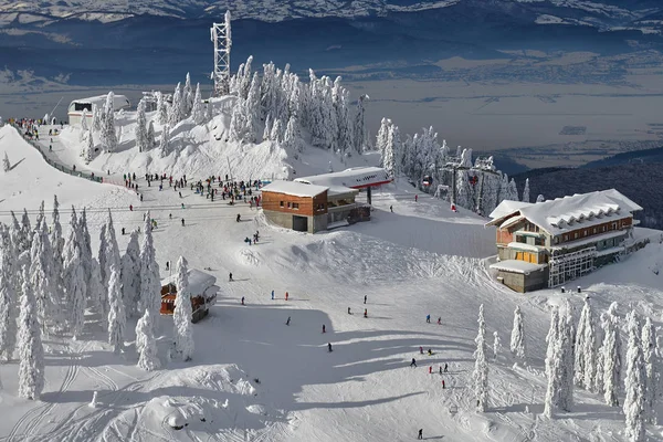 Panoramic view over the ski slope Poiana Brasov ski resort in Tr — Stock Photo, Image