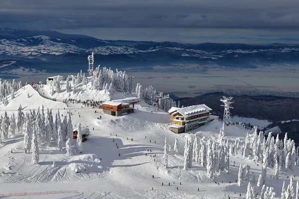 Panoramablick über die Skipiste poiana brasov ski resort in tr — Stockfoto