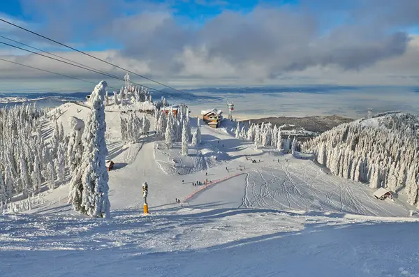 Panoramic view over the ski slope Poiana Brasov ski resort in Tr — Stock Photo, Image