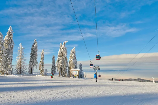 Rote Seilbahn Einem Skigebiet Skifahrer Und Snowboarder Genießen Die Skipisten — Stockfoto