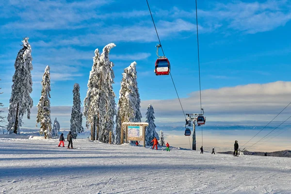 Rode Kabelbaan Een Skigebied Skiërs Snowboarders Genieten Van Skipistes Winter — Stockfoto