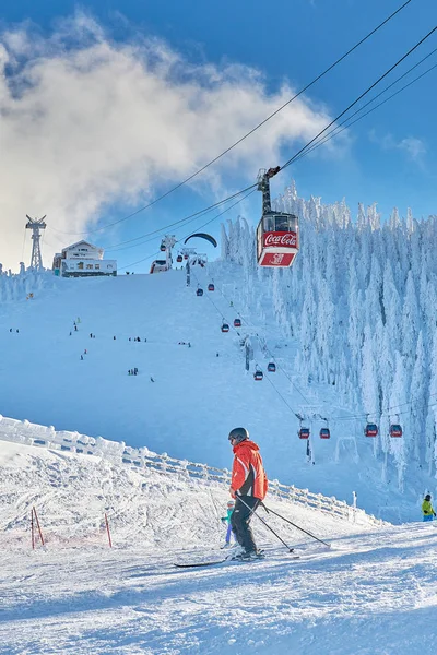 Kayak Merkezindeki Kırmızı Teleferik Kayakçılar Snowboardcular Kış Tatil Beldesi Whit — Stok fotoğraf