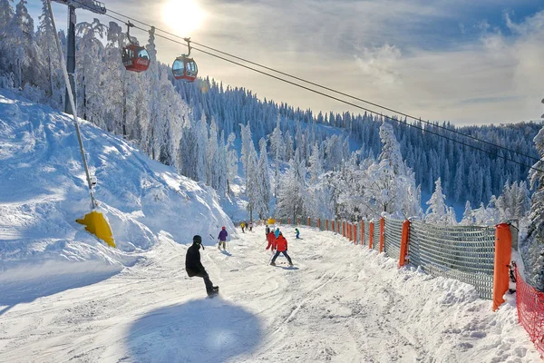 Czerwona Kolejka Linowa Ośrodku Narciarskim Narciarze Snowboardziści Cieszą Się Stokami — Zdjęcie stockowe