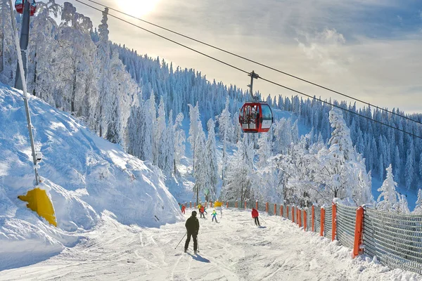 Red Cable Car Ski Resort Skiers Snowboarders Enjoy Ski Slopes — Stock Photo, Image