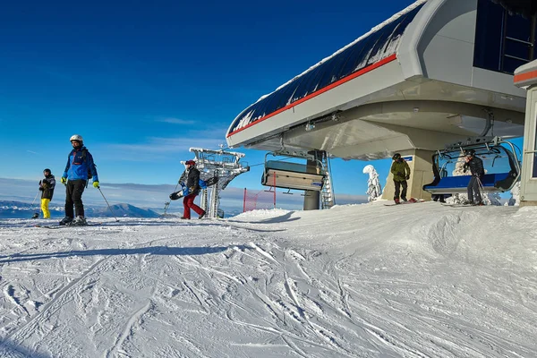 ポイアナ ブラショフ ルーマニア 2019 スキーヤーとスノーボーダー冬シーズン ルーマニア ヨーロッパの雪に覆われたスキー斜面の聖霊降臨祭の森をお楽しみください — ストック写真