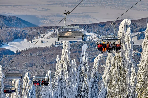 Poiana Brasov Rumania Enero 2019 Esquiadores Telesilla Esquiadores Pista Estación — Foto de Stock
