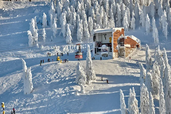 Czerwona Kolejka Linowa Ośrodku Narciarskim Narciarze Snowboardziści Cieszą Się Stokami — Zdjęcie stockowe