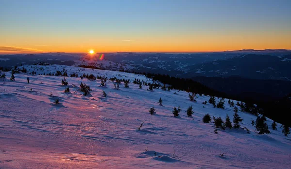 冬の霧のあるカルパチア山脈の壮大なスキー場を飛んで 雪に覆われたスキー場の白い森の上のパノラマビュー トランシルヴァニアのスキーリゾート ポアニア ブラゾフ ルーマニア ヨーロッパ — ストック写真
