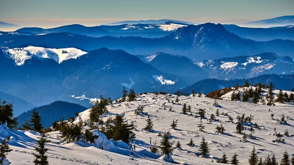 Ceahlu Dağları Ulusal Parkı Ndan Hava Manzarası Kış Mevsiminin Günbatımında — Stok fotoğraf