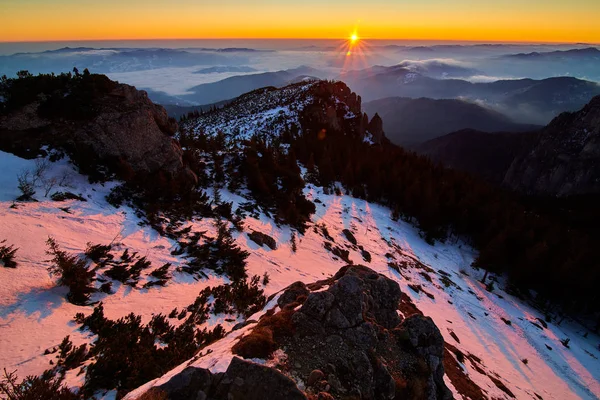 Letecký Pohled Krajinu Národního Parku Ceahlu Při Západu Slunce Zimním — Stock fotografie