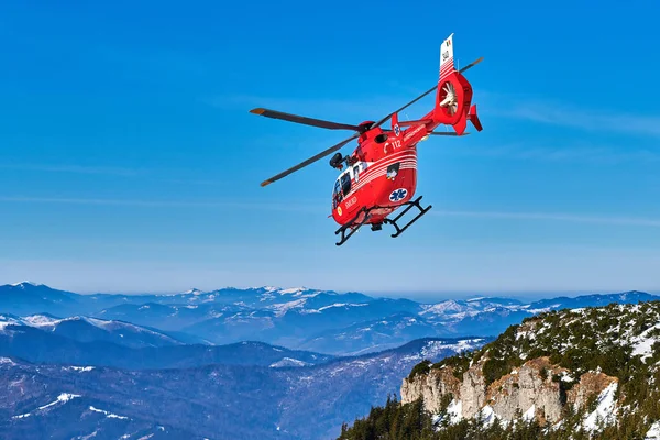 Çavahlau, Romanya - 09 Şubat 2019: Smurd helikopteri Ceahlau dağlarının zirvesinde görev yapıyor (Romanya Acil Kurtarma Servisi)