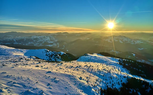 Ceahlu Dağları Ndan Hava Manzarası Ulusal Park Kış Mevsiminde Sis — Stok fotoğraf